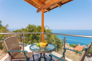 Outdoor dining - Villa Segounia (Zakynthos)