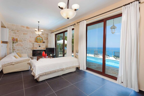 3 bedrooms, iron/ironing board, bed sheets - Villa Segounia (Zakynthos)