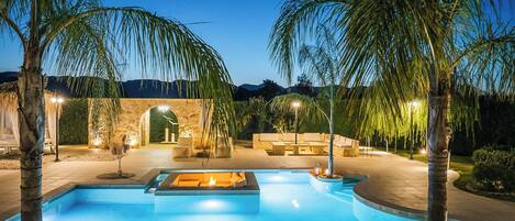 Villa (5 Bedrooms) | Exterior