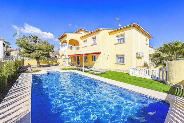 Vila (Multiple Bedrooms) | Fachada