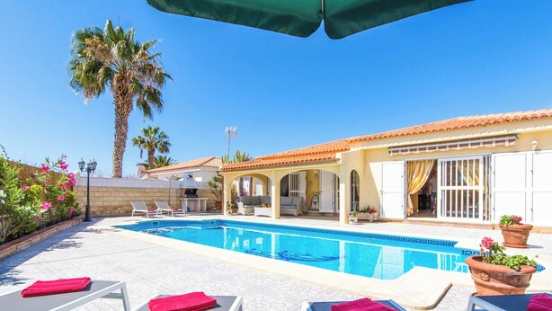 A pool area with lounge chairs and a pool. - Villa Buganvilla Vistas (Adeje)