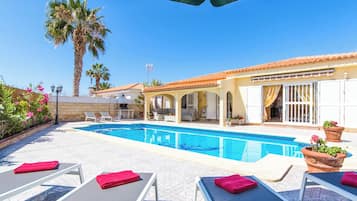 Villa (4 Bedrooms) | Front of property