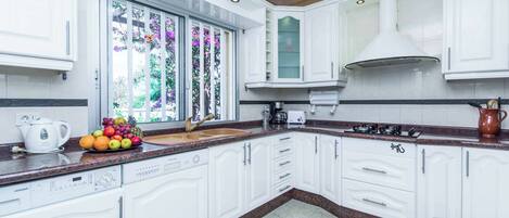 Villa (4 Bedrooms) | Interior