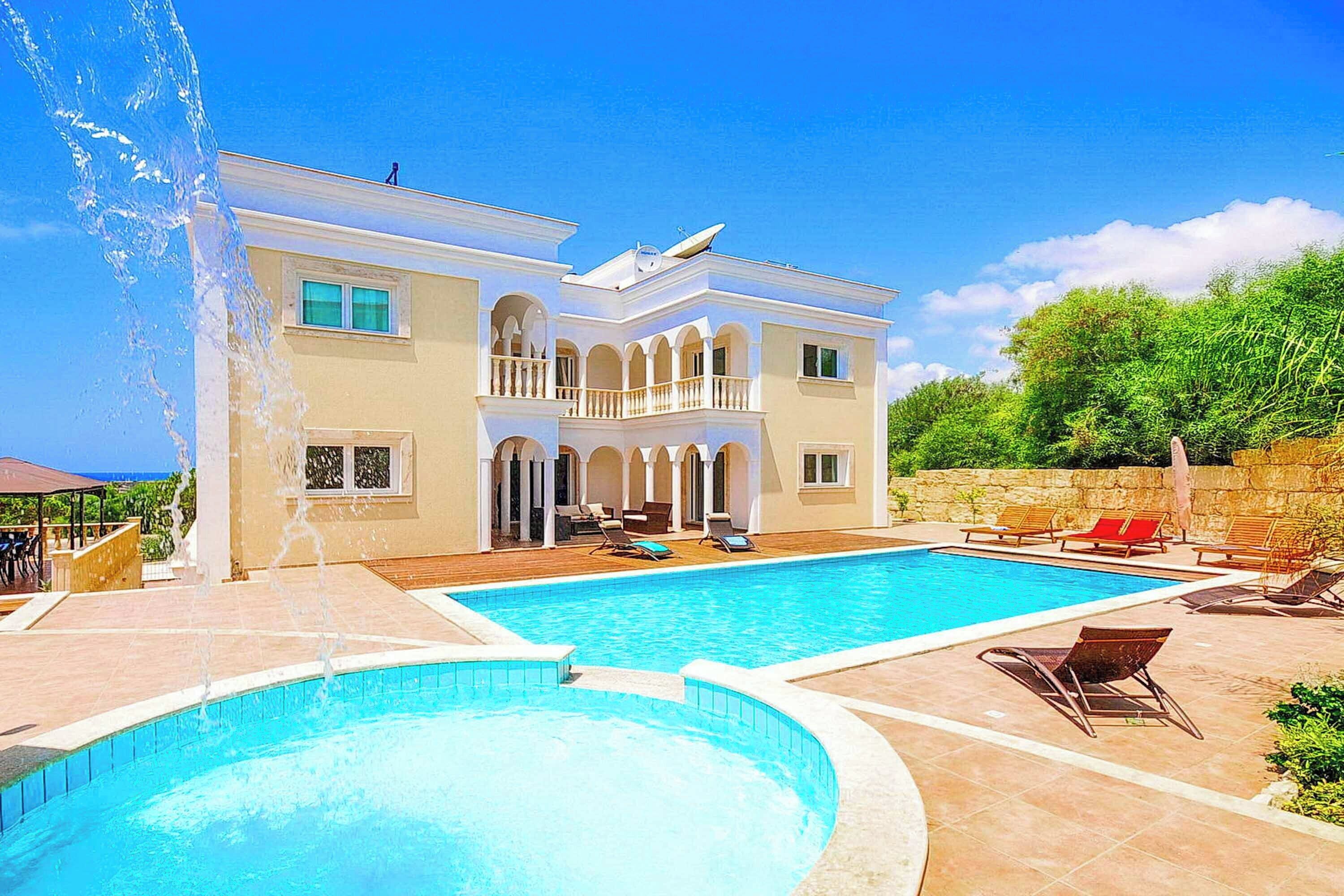 Villa (5 Bedrooms) | Front of property
