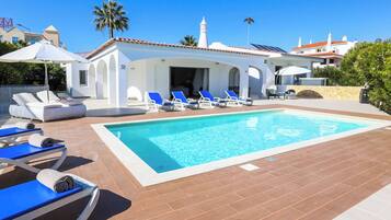 Villa (5 Bedrooms) | Vista frontal de la propiedad