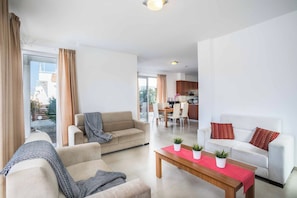 Living area - Villa Coral Bay 4 (Pegeia)