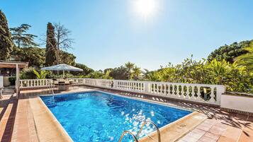 Huvila (4 Bedrooms) | Ulkopuoli