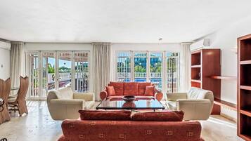 Villa (4 Bedrooms) | Interior