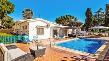 Huvila (4 Bedrooms) | Majoituspaikan julkisivu