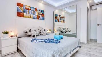 4 dormitorios, tabla de planchar con plancha, ropa de cama