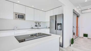 Frigorífico, microondas, horno y lavavajillas