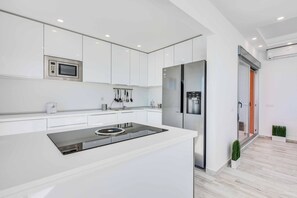 Een koelkast, een magnetron, een oven, een vaatwasser