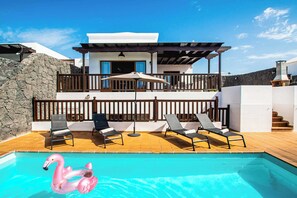 Villa (6 Bedrooms) | Exterior