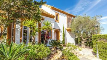 Villa (4 Bedrooms) | Exterior