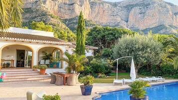 Villa (4 Bedrooms) | Exterior