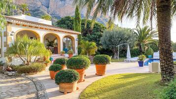 Villa (4 Bedrooms) | Exterior