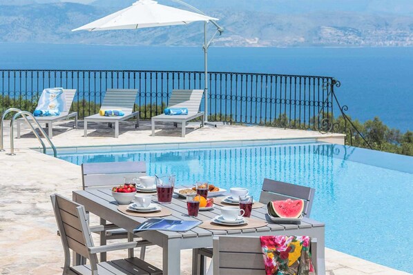 Pool - Villa Aetos Kassiopi (Corfu)