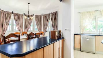 Vila (3 Bedrooms) | Parte interna