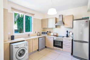 Micro-ondes, four, lave-vaisselle