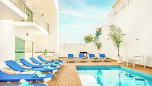 A poolside area with sun loungers and a small pool. - Villa Aventura (Albufeira)