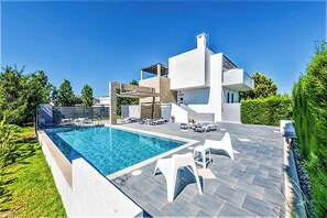 Villa (4 Bedrooms) | Exterior