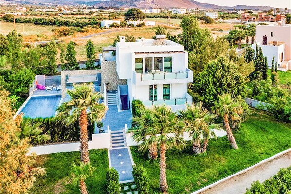 Villa (4 Bedrooms) | Exterior