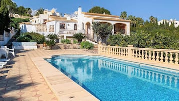 Villa (4 Bedrooms) | Front of property