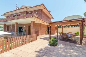 Outdoor dining - Villa Contesa (Lloret de Mar)