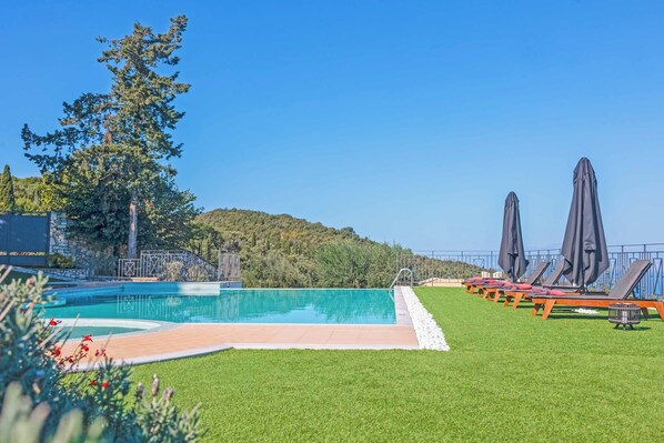 สระว่ายน้ำ