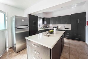 Micro-ondas, fogão, lava-louças