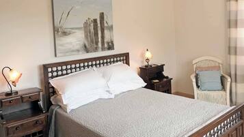 4 bedrooms, desk, bed sheets