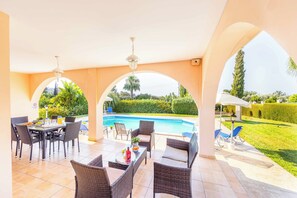 Outdoor dining - The Arches (Neo Chorio)