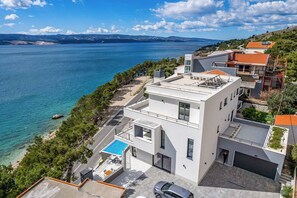 Exterior - Infinity Escape (Omis)