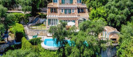 Villa (4 Bedrooms) | Front of property