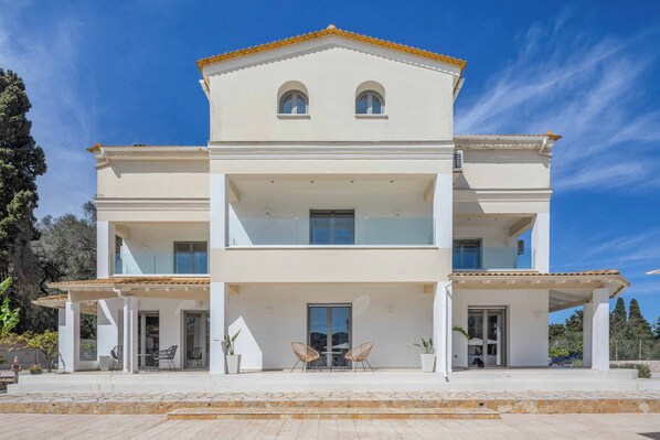 Villa (4 Bedrooms) | Exterior