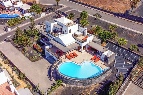 Villa (5 Bedrooms) | Außenbereich