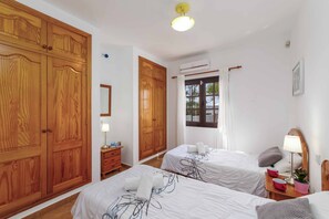 3 bedrooms, bed sheets