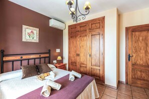2 bedrooms, bed sheets - Villa Los Sanchez (Nerja)