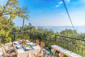 Outdoor dining - Villa Yiannakis (Corfu)