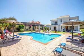 Villa (4 Bedrooms) | Außenbereich