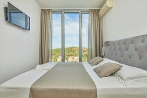 4 bedrooms, desk, bed sheets - Villa Embrace of Luxury (Buje)