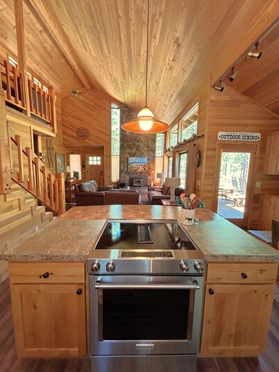 Gorgeous Cabin, Hot tub & horseshoes!