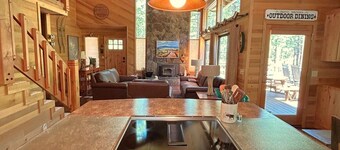 Gorgeous Cabin, Hot tub & horseshoes!