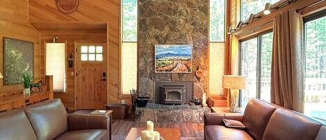 TV connectée, cheminée, baby-foot, livres