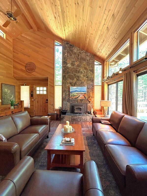 Smart TV, chimenea, futbolito, libros