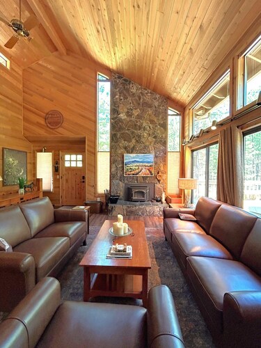 Gorgeous Cabin, Hot tub & horseshoes!