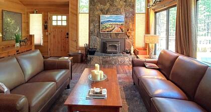 Gorgeous Cabin, Hot tub & horseshoes!