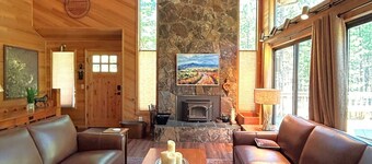 Gorgeous Cabin, Hot tub & horseshoes!