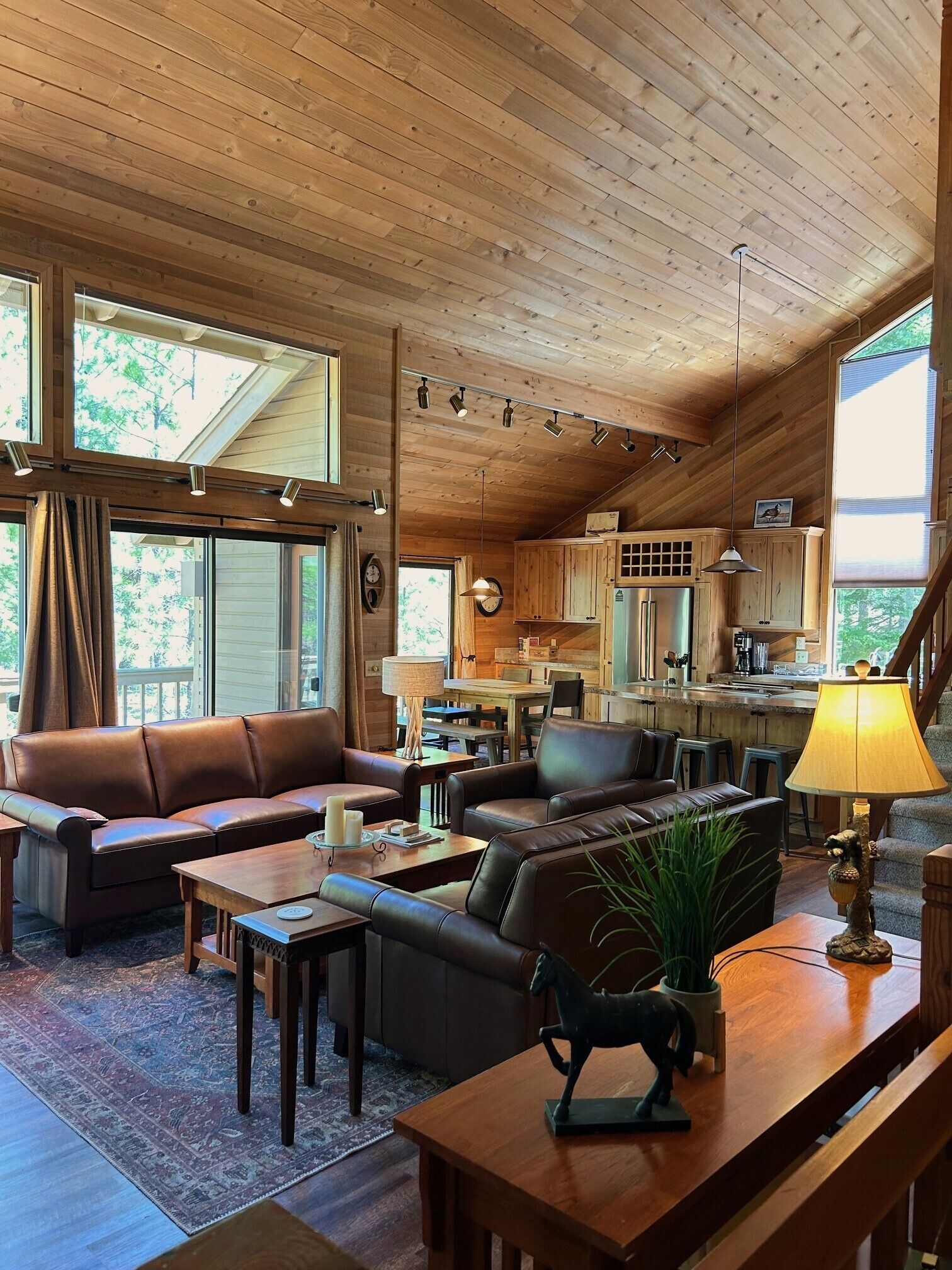 TV connectée, cheminée, baby-foot, livres