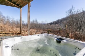 Outdoor spa tub - Morris Cabin (Boone)